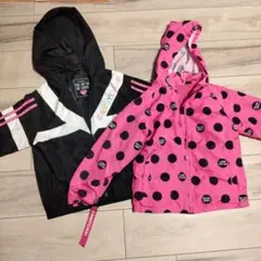 フード付きナイロンジャケット 黒とピンクのドット