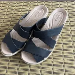 Crocs クロックスブラックウェッジサンダル　黒のサムネイル