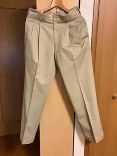 ベージュ チノパン