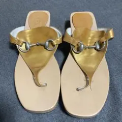 GUCCI ピンクエナメル レザー ホースビット トングサンダル