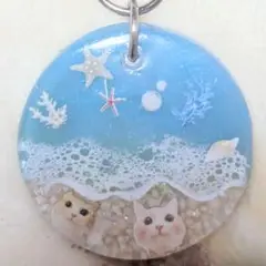 砂浜で海をバックに「はい、チーズ！」猫ちゃん☆レジンキーホルダー　チャーム