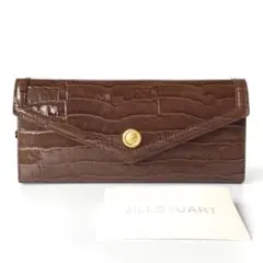 新品】ジルスチュアート✨クラシック フラップ 長財布 ブラウン 型押し 