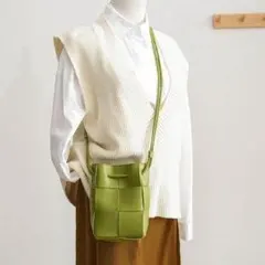 スマホショルダー 草色　グリーン　スマホポーチ 斜め掛け 肩掛け ケース 軽量