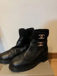 シャネル　カメリア　ショートブーツ　ブラック　レザー　ブーツ　ロゴ　ファスナー シャネル ココマーク レザー ショートブーツ 37 1/2 レディース