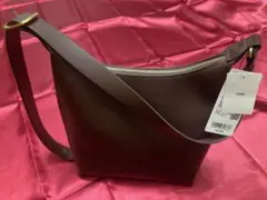 【新品・タグ付き】ユニクロ レザータッチスクエアショルダーバッグ　ダークブラウンのサムネイル
