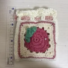 いちごモチーフの手編み巾着袋