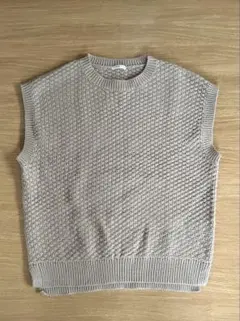 ベージュ　編み込み模様 ノースリーブ　ニットベスト　S
