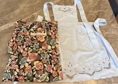 刺繍入り水色エプロン、黒地花柄腰掛けエプロンの2枚セット