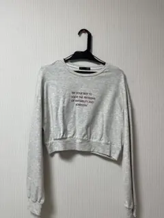 グレー クロップドスウェット プリント入り