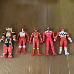 戦隊ヒーロー レッドレンジャー フィギュア 4体と、フィギュア1体