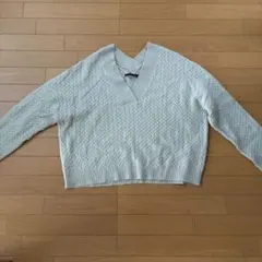 ライトグリーン Vネック ケーブル編みニット
