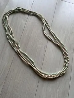 シトラス グリーンとベージュのシルクネックレス