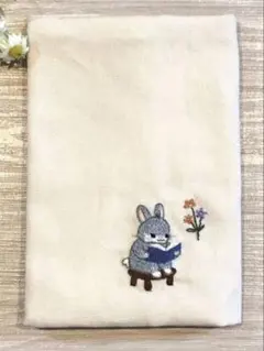 手刺繍 文庫本ブックカバー 読書するうさぎ ナチュラル かわいい
