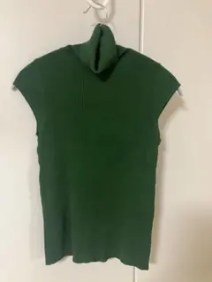 グリーンタートルネックノースリーブ