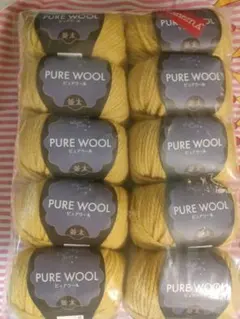PURE WOOLのカーキ色の並太の10個のWOOLの毛糸です。