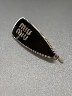 miu miu パテントレザーヘアクリップ ブラック - メルカリ