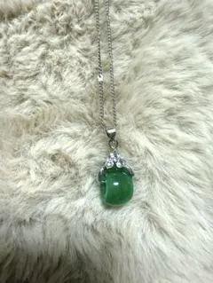 緑色の石 ペンダントネックレス