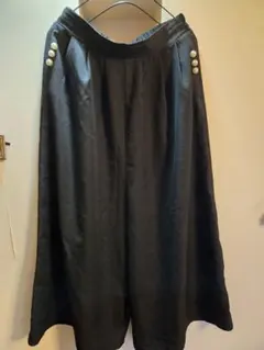 黒 ガウチョパンツ パールパールボタン付き