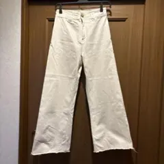 ストラディバリウス　　ハイウエスト・ワイドレッグ・ホワイトデニムパンツM