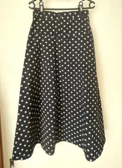 アメリカンホリックの黒と白の水玉模様フレアスカート