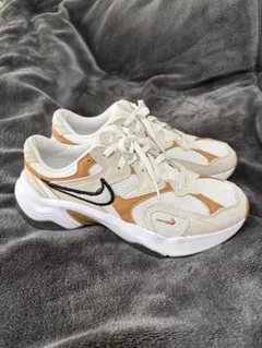 Nike ホワイト/ベージュ スニーカー