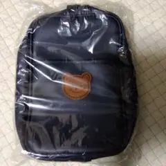 クマの顔ロゴ付きネイビーのバッグ 23x14x6cm