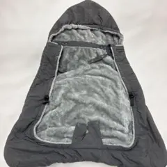 ベビーホッパーの抱っこ紐防寒ケープ