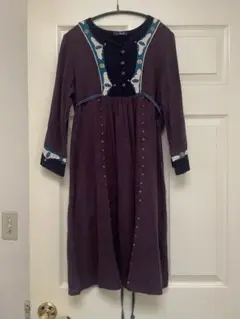 Amina 刺繍　ボタン装飾　紫ワンピース