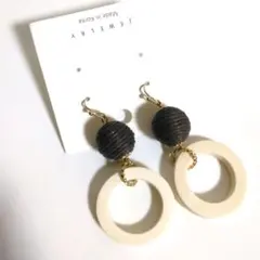 ピアス 大きめ ボンボンチャーム フープ