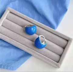 青い半球形ピアス　カジュアル　エレガント　個性的　シンプル　アート　ミニマリスト