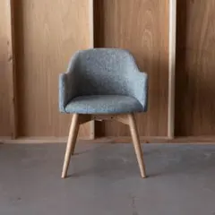 グレー 布張り アームチェア 木製脚