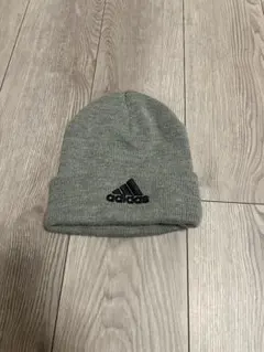 adidas ニット帽 ビーニー グレー 刺繍ロゴ