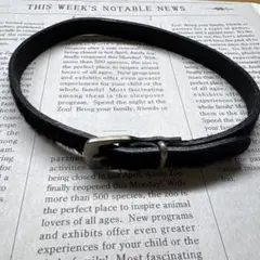 黒い革とハラコ素材の黒いチョーカー、二重巻いてブレスレットも◎