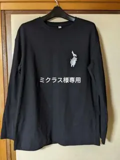 猫のイラスト付き黒長袖Tシャツ