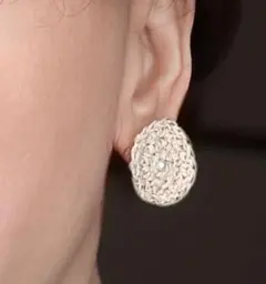 小さな白い花のピアス＊ベージュ＊上品＊ハンドメイド　ゴールド