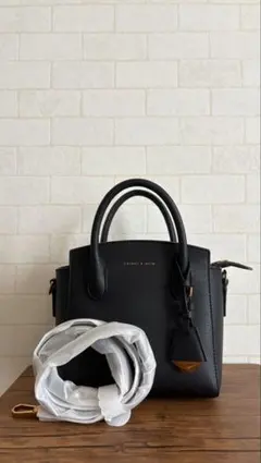 CHARLES & KEITH レザー トップハンドルバッグ 牛革 ブラック - メルカリ