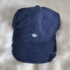 adidas ネイビー コーデュロイキャップ