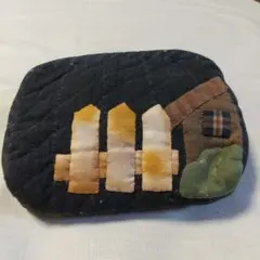 ハンドメイド パッチワークポーチ、黒色、ハウス柄、ファスナー付き、新品未使用