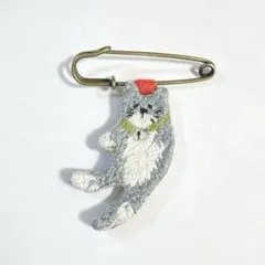 ブローチピンにぶら下がる姿が可愛い猫さんのハンドメイド刺繍ブローチ(グレー白)