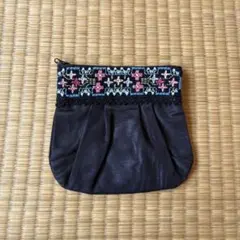 刺繍付き黒色フラットポーチ　手作り