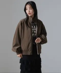 nanouniverse ピーチフェイクレザースタンドカラーブルゾン モカ