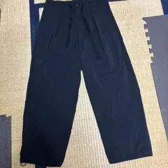 調整可能なウエストの黒ワイドパンツ裾にも紐ついてて調節できます