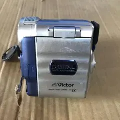 Victor デジタルビデオカメラ 100倍ズーム 本体、バッテリー充電器付