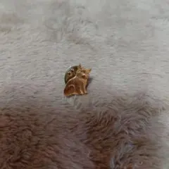 ヴィンテージ　BALLOU REGD 金色の猫ちゃんのピンバッチ