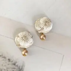 ナチュラル系インド刺繍リボンのくるみボタンピアス ヘマタイト ゴールド 匿名配送