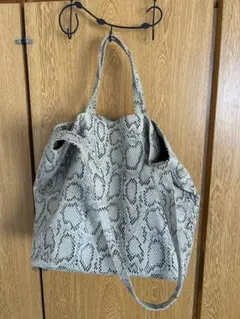 トートバッグ ヘビ柄　大きめ　ベージュ