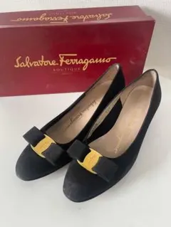 大幅値下げSalvatore Ferragamo 黒 スエード パンプス