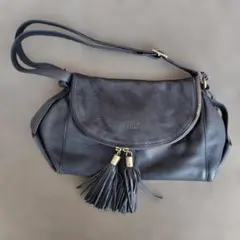 黒いレザーショルダーバッグ フリンジ付き