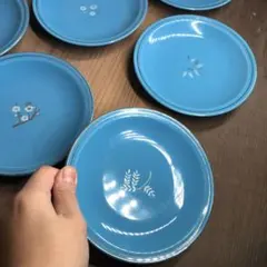 青い花柄の皿 7枚セット