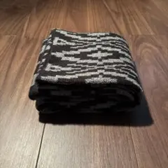 ブラックとグレーのニットスヌード